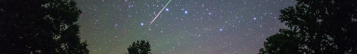 Bright,Meteor,From,Perseids,Meteor,Shower Bild av stjärnfall under ett meteorregn